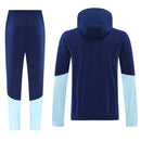 Conjunto cortaviento hombre selección Argentina chaqueta con capucha y pantalón azul marino temporada 2026 2027 calidad 1.1 oficial, Cortaviento Argentina 2026, Rompevientos Argentina azul marino, Chaqueta con capucha Argentina, Chándal Argentina 26/27, Ropa de entrenamiento Argentina, Calidad 1.1 Albiceleste, Tienda Hincha Futbolero, Copa del Mundo 2026, Bloke Core impermeable, Regalo fútbol hombre Argentina.