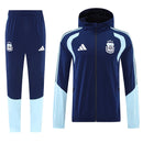 Conjunto cortaviento hombre selección Argentina chaqueta con capucha y pantalón azul marino temporada 2026 2027 calidad 1.1 oficial, Cortaviento Argentina 2026, Rompevientos Argentina azul marino, Chaqueta con capucha Argentina, Chándal Argentina 26/27, Ropa de entrenamiento Argentina, Calidad 1.1 Albiceleste, Tienda Hincha Futbolero, Copa del Mundo 2026, Bloke Core impermeable, Regalo fútbol hombre Argentina.