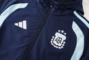 Conjunto cortaviento hombre selección Argentina chaqueta con capucha y pantalón azul marino temporada 2026 2027 calidad 1.1 oficial, Cortaviento Argentina 2026, Rompevientos Argentina azul marino, Chaqueta con capucha Argentina, Chándal Argentina 26/27, Ropa de entrenamiento Argentina, Calidad 1.1 Albiceleste, Tienda Hincha Futbolero, Copa del Mundo 2026, Bloke Core impermeable, Regalo fútbol hombre Argentina.