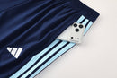 Conjunto cortaviento hombre selección Argentina chaqueta con capucha y pantalón azul marino temporada 2026 2027 calidad 1.1 oficial, Cortaviento Argentina 2026, Rompevientos Argentina azul marino, Chaqueta con capucha Argentina, Chándal Argentina 26/27, Ropa de entrenamiento Argentina, Calidad 1.1 Albiceleste, Tienda Hincha Futbolero, Copa del Mundo 2026, Bloke Core impermeable, Regalo fútbol hombre Argentina.