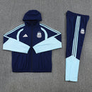 Conjunto cortaviento hombre selección Argentina chaqueta con capucha y pantalón azul marino temporada 2026 2027 calidad 1.1 oficial, Cortaviento Argentina 2026, Rompevientos Argentina azul marino, Chaqueta con capucha Argentina, Chándal Argentina 26/27, Ropa de entrenamiento Argentina, Calidad 1.1 Albiceleste, Tienda Hincha Futbolero, Copa del Mundo 2026, Bloke Core impermeable, Regalo fútbol hombre Argentina.