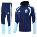 Conjunto cortaviento hombre selección Argentina chaqueta con capucha y pantalón azul marino temporada 2026 2027 calidad 1.1 oficial, Cortaviento Argentina 2026, Rompevientos Argentina azul marino, Chaqueta con capucha Argentina, Chándal Argentina 26/27, Ropa de entrenamiento Argentina, Calidad 1.1 Albiceleste, Tienda Hincha Futbolero, Copa del Mundo 2026, Bloke Core impermeable, Regalo fútbol hombre Argentina.