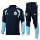 Chándal hombre conjunto Selección Argentina temporada 2026 2027 chaqueta y pantalón azul marino oficial 3 estrellas fútbol técnica transpirable mundial navy.