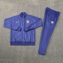Chándal oficial del Atlético de Madrid temporada 2025 2026 chaqueta y pantalón color púrpura para hombre de Tienda Hincha Futbolero, Atlético de Madrid, Atlético de Madrid 2025/26, Ropa entrenamiento Atlético de Madrid, Chándal púrpura Atleti, Comprar chándal Atlético oficial, Atleti moda, Colchoneros equipación, Entrenamiento Atleti, Ropa deportiva fútbol.