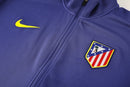 Chándal oficial del Atlético de Madrid temporada 2025 2026 chaqueta y pantalón color púrpura para hombre de Tienda Hincha Futbolero, Atlético de Madrid, Atlético de Madrid 2025/26, Ropa entrenamiento Atlético de Madrid, Chándal púrpura Atleti, Comprar chándal Atlético oficial, Atleti moda, Colchoneros equipación, Entrenamiento Atleti, Ropa deportiva fútbol.