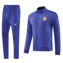 Chándal oficial del Atlético de Madrid temporada 2025 2026 chaqueta y pantalón color púrpura para hombre de Tienda Hincha Futbolero, Atlético de Madrid, Atlético de Madrid 2025/26, Ropa entrenamiento Atlético de Madrid, Chándal púrpura Atleti, Comprar chándal Atlético oficial, Atleti moda, Colchoneros equipación, Entrenamiento Atleti, Ropa deportiva fútbol.