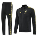 Chándal hombre selección México temporada 2025 2026 chaqueta y pantalón largo color negro con detalles dorados calidad 1.1 oficial, México 2025, Chándal México negro oro, Conjunto México 25/26, Sudadera México Mundial 2026, Ropa barata México FMF, Calidad 1.1 México, Moda deportiva 2026, Tienda Hincha Futbolero, Somos Locales, Bloke Core México.