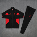 Chándal oficial del AC Milan temporada 2025 2026 conjunto chaqueta y pantalón negro para hombre de Tienda Hincha Futbolero, Chándal AC Milan, AC Milan 2025/26, Ropa entrenamiento AC Milan, Conjunto Milan hombre, Comprar chándal AC Milan oficial, Milan negro, Calidad premium Rossoneri, Serie A chándal, AC Milan 2026.