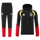 Chándal Alemania 2026 2027 hombre negro chaqueta cortavientos y pantalón largo entrenamiento calidad 1.1 oficial Tienda Hincha Futbolero Germany Training Suit, Chándal Alemania 2026, Conjunto Alemania DFB, Chaqueta cortavientos Alemania, Pantalón entrenamiento Alemania negro, Comprar chándal Alemania 2027, Calidad 1.1 premium, Ropa oficial selección alemana, Chándal fútbol hombre, Moda deportiva Die Mannschaft.