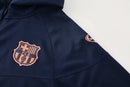 Chándal hombre FC Barcelona temporada 2025 2026 conjunto azul marino con escudo y logos bordados naranja calidad 1.1 premium oficial.