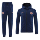 Chándal hombre FC Barcelona temporada 2025 2026 conjunto azul marino con escudo y logos bordados naranja calidad 1.1 premium oficial.
