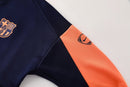 Chándal hombre FC Barcelona temporada 2025 2026 chaqueta y pantalón largo color azul marino con detalles naranja calidad 1.1 Barcelona 2025, Chándal Barça barato, Conjunto Barça 25/26, Ropa entrenamiento Barcelona, Chándal azul marino naranja, Calidad 1.1 Barça, Moda culé 2026, Tienda Hincha Futbolero, Mès que un club, Bloke Core Barça.