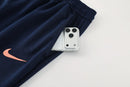 Chándal hombre FC Barcelona temporada 2025 2026 conjunto azul marino con escudo y logos bordados naranja calidad 1.1 premium oficial.