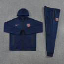 Chándal hombre FC Barcelona temporada 2025 2026 conjunto azul marino con escudo y logos bordados naranja calidad 1.1 premium oficial.