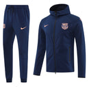 Chándal hombre FC Barcelona temporada 2025 2026 conjunto azul marino con escudo y logos bordados naranja calidad 1.1 premium oficial.