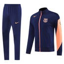Chándal hombre FC Barcelona temporada 2025 2026 chaqueta y pantalón largo color azul marino con detalles naranja calidad 1.1 Barcelona 2025, Chándal Barça barato, Conjunto Barça 25/26, Ropa entrenamiento Barcelona, Chándal azul marino naranja, Calidad 1.1 Barça, Moda culé 2026, Tienda Hincha Futbolero, Mès que un club, Bloke Core Barça.