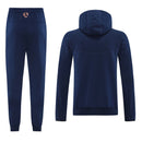 Chándal hombre FC Barcelona temporada 2025 2026 conjunto azul marino con escudo y logos bordados naranja calidad 1.1 premium oficial.