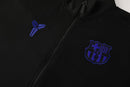 Chándal hombre FC Barcelona temporada 2025 2026 edición especial Kobe Bryant color negro con detalles azul kobe calidad 1.1 oficial, Barcelona 2025, Chándal Barça Kobe Bryant, Barça 25/26 negro azul, Ropa Barça edición especial, Chándal barato Barcelona, Calidad 1.1 Barça, Mamba Mentality football, Tienda Hincha Futbolero, Culés, Bloke Core Barça.