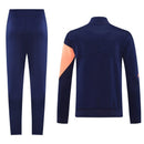 Chándal hombre FC Barcelona temporada 2025 2026 chaqueta y pantalón largo color azul marino con detalles naranja calidad 1.1 Barcelona 2025, Chándal Barça barato, Conjunto Barça 25/26, Ropa entrenamiento Barcelona, Chándal azul marino naranja, Calidad 1.1 Barça, Moda culé 2026, Tienda Hincha Futbolero, Mès que un club, Bloke Core Barça.