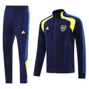 Chándal oficial del Boca Juniors temporada 2025 2026 conjunto de chaqueta y pantalón azul marino para hombre de Tienda Hincha Futbolero, Chándal Boca Juniors, Boca Juniors 2025/26, Conjunto entrenamiento Boca, Ropa oficial Boca Juniors, Chaqueta y pantalón Boca Juniors, Boca azul marino, Comprar chándal Boca hombre, Calidad premium Boca, Ropa deportiva La Bombonera.