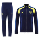 Chándal oficial del Boca Juniors temporada 2025 2026 conjunto de chaqueta y pantalón azul marino para hombre de Tienda Hincha Futbolero, Chándal Boca Juniors, Boca Juniors 2025/26, Conjunto entrenamiento Boca, Ropa oficial Boca Juniors, Chaqueta y pantalón Boca Juniors, Boca azul marino, Comprar chándal Boca hombre, Calidad premium Boca, Ropa deportiva La Bombonera.