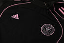 Chándal hombre Inter Miami temporada 2025 2026 chaqueta y pantalón largo color negro con detalles en rosa calidad 1.1 oficial, Inter Miami 2025, Chándal Inter Miami negro rosa, Conjunto Inter Miami 25/26, Ropa barata Messi, Calidad 1.1 Miami, Moda deportiva 2026, Tienda Hincha Futbolero, Vice City, Bloke Core Miami, Chándal MLS.
