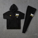 Chándal oficial de entrenamiento Juventus temporada 2025 2026 chaqueta con capucha y pantalón negro para hombre de Tienda Hincha Futbolero, Chándal Juventus 2025/26, Conjunto Juventus hombre, Ropa entrenamiento Juventus, Juventus negro chándal, Chaqueta Juventus con capucha, Comprar chándal Juventus oficial, Calidad premium bianconeri, Moda Turín fútbol, Juventus 2026.