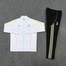 Chándal hombre Juventus temporada 2025 2026 conjunto sudadera blanca y pantalón largo negro calidad 1.1 premium oficial.