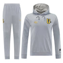 Chándal hombre Manchester United temporada 2025 2026 conjunto chaqueta y pantalón gris tejido técnico calidad 1.1 oficial, Manchester United 2025, Chándal Man Utd, Conjunto Manchester United 25/26, Ropa Man Utd gris, Chándal barato Manchester, Calidad 1.1 United, Entrenamiento Premier League, Tienda Hincha Futbolero, Red Devils, Bloke Core Tracksuit.