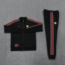 Chándal hombre Manchester United temporada 2025 2026 chaqueta y pantalón largo color negro calidad 1.1 oficial, Manchester United 2025, Chándal Manchester negro, Conjunto United 25/26, Chaqueta Manchester United, Ropa barata United, Calidad 1.1 Manchester, Moda deportiva 2026, Tienda Hincha Futbolero, GGMU, Bloke Core Manchester.