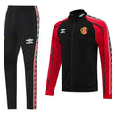 Chándal hombre Manchester United temporada 2025 2026 chaqueta negra con mangas rojas y pantalón largo negro calidad 1.1 oficial, Manchester United 2025, Chándal Manchester negro rojo, Conjunto United 25/26, Chaqueta roja y negra Manchester, Ropa barata United, Calidad 1.1 Manchester, Moda deportiva 2026, Tienda Hincha Futbolero, GGMU, Bloke Core Manchester.