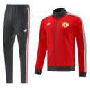 Chándal hombre Manchester United temporada 2025 2026 conjunto chaqueta roja y pantalón negro tejido técnico calidad 1.1 oficial, Manchester United 2025, Chándal Man Utd, Conjunto Manchester United 25/26, Ropa Man Utd roja y negra, Chándal barato Manchester, Calidad 1.1 United, Entrenamiento Premier League, Tienda Hincha Futbolero, Red Devils, Bloke Core Tracksuit.
