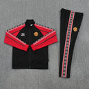 Chándal hombre Manchester United temporada 2025 2026 chaqueta negra con mangas rojas y pantalón largo negro calidad 1.1 oficial, Manchester United 2025, Chándal Manchester negro rojo, Conjunto United 25/26, Chaqueta roja y negra Manchester, Ropa barata United, Calidad 1.1 Manchester, Moda deportiva 2026, Tienda Hincha Futbolero, GGMU, Bloke Core Manchester.