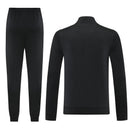 Chándal hombre Manchester United temporada 2025 2026 chaqueta y pantalón largo color negro calidad 1.1 oficial, Manchester United 2025, Chándal Manchester negro, Conjunto United 25/26, Chaqueta Manchester United, Ropa barata United, Calidad 1.1 Manchester, Moda deportiva 2026, Tienda Hincha Futbolero, GGMU, Bloke Core Manchester.