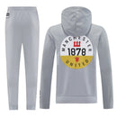 Chándal hombre Manchester United temporada 2025 2026 conjunto chaqueta y pantalón gris tejido técnico calidad 1.1 oficial, Manchester United 2025, Chándal Man Utd, Conjunto Manchester United 25/26, Ropa Man Utd gris, Chándal barato Manchester, Calidad 1.1 United, Entrenamiento Premier League, Tienda Hincha Futbolero, Red Devils, Bloke Core Tracksuit.