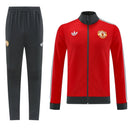 Chándal hombre Manchester United temporada 2025 2026 conjunto chaqueta roja y pantalón negro tejido técnico calidad 1.1 oficial, Manchester United 2025, Chándal Man Utd, Conjunto Manchester United 25/26, Ropa Man Utd roja y negra, Chándal barato Manchester, Calidad 1.1 United, Entrenamiento Premier League, Tienda Hincha Futbolero, Red Devils, Bloke Core Tracksuit.