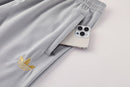 Chándal hombre Manchester United temporada 2025 2026 conjunto chaqueta y pantalón gris tejido técnico calidad 1.1 oficial, Manchester United 2025, Chándal Man Utd, Conjunto Manchester United 25/26, Ropa Man Utd gris, Chándal barato Manchester, Calidad 1.1 United, Entrenamiento Premier League, Tienda Hincha Futbolero, Red Devils, Bloke Core Tracksuit.