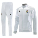 Real Madrid 2026, Chándal Real Madrid, Conjunto entrenamiento Madrid, Chaqueta Real Madrid gris, Pantalón Real Madrid blanco, Ropa oficial Real Madrid, Chándal 25/26, Regalo fútbol hombre Madrid, Bloke Core premium, Comprar chándal barato, Tienda Hincha Futbolero.