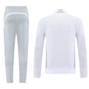 Conjunto largo entrenamiento Real Madrid temporada 2025 2026 chaqueta blanca y pantalón gris escudo termosellado calidad 1.1 oficial, Real Madrid 2025, Chándal Real Madrid blanco, Entrenamiento Real Madrid 2026, Chaqueta blanca Madrid, Pantalón gris Madrid, Ropa Real Madrid barata, Calidad 1.1 Madrid, Merengues, Tienda Hincha Futbolero, Real Madrid Tracksuit 25/26.