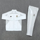 Conjunto largo entrenamiento Real Madrid temporada 2025 2026 chaqueta blanca y pantalón gris escudo termosellado calidad 1.1 oficial, Real Madrid 2025, Chándal Real Madrid blanco, Entrenamiento Real Madrid 2026, Chaqueta blanca Madrid, Pantalón gris Madrid, Ropa Real Madrid barata, Calidad 1.1 Madrid, Merengues, Tienda Hincha Futbolero, Real Madrid Tracksuit 25/26.
