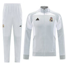Real Madrid 2026, Chándal Real Madrid, Conjunto entrenamiento Madrid, Chaqueta Real Madrid gris, Pantalón Real Madrid blanco, Ropa oficial Real Madrid, Chándal 25/26, Regalo fútbol hombre Madrid, Bloke Core premium, Comprar chándal barato, Tienda Hincha Futbolero.