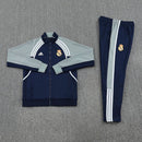 Conjunto largo entrenamiento Real Madrid temporada 2025 2026 color azul marino detalles gris chaqueta y pantalón escudo bordado calidad 1.1 oficial, Real Madrid 2025, Chándal Real Madrid azul marino, Entrenamiento Real Madrid 2026, Chaqueta Madrid azul, Pantalón Madrid azul, Ropa Real Madrid barata, Calidad 1.1 Madrid, Merengues, Tienda Hincha Futbolero, Real Madrid Tracksuit 25/26