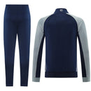 Conjunto largo entrenamiento Real Madrid temporada 2025 2026 color azul marino detalles gris chaqueta y pantalón escudo bordado calidad 1.1 oficial, Real Madrid 2025, Chándal Real Madrid azul marino, Entrenamiento Real Madrid 2026, Chaqueta Madrid azul, Pantalón Madrid azul, Ropa Real Madrid barata, Calidad 1.1 Madrid, Merengues, Tienda Hincha Futbolero, Real Madrid Tracksuit 25/26