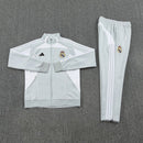 Real Madrid 2026, Chándal Real Madrid, Conjunto entrenamiento Madrid, Chaqueta Real Madrid gris, Pantalón Real Madrid blanco, Ropa oficial Real Madrid, Chándal 25/26, Regalo fútbol hombre Madrid, Bloke Core premium, Comprar chándal barato, Tienda Hincha Futbolero.