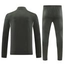 Chándal completo hombre Real Madrid temporada 2025 2026 sudadera y pantalón gris con detalles verde entrenamiento calidad 1.1 premium oficial madridista. Real Madrid 2025, Chándal Real Madrid gris, Sudadera Madrid verde, Ropa Real Madrid barata, Entrenamiento Madrid 25/26, Calidad 1.1 Real Madrid, La Liga Gear, Tienda Hincha Futbolero, Real Madrid Grey Green Tracksuit.