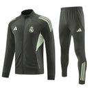 Chándal completo hombre Real Madrid temporada 2025 2026 sudadera y pantalón gris con detalles verde entrenamiento calidad 1.1 premium oficial madridista. Real Madrid 2025, Chándal Real Madrid gris, Sudadera Madrid verde, Ropa Real Madrid barata, Entrenamiento Madrid 25/26, Calidad 1.1 Real Madrid, La Liga Gear, Tienda Hincha Futbolero, Real Madrid Grey Green Tracksuit.
