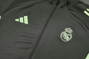 Chándal completo hombre Real Madrid temporada 2025 2026 sudadera y pantalón gris con detalles verde entrenamiento calidad 1.1 premium oficial madridista. Real Madrid 2025, Chándal Real Madrid gris, Sudadera Madrid verde, Ropa Real Madrid barata, Entrenamiento Madrid 25/26, Calidad 1.1 Real Madrid, La Liga Gear, Tienda Hincha Futbolero, Real Madrid Grey Green Tracksuit.