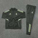 Chándal completo hombre Real Madrid temporada 2025 2026 sudadera y pantalón gris con detalles verde entrenamiento calidad 1.1 premium oficial madridista. Real Madrid 2025, Chándal Real Madrid gris, Sudadera Madrid verde, Ropa Real Madrid barata, Entrenamiento Madrid 25/26, Calidad 1.1 Real Madrid, La Liga Gear, Tienda Hincha Futbolero, Real Madrid Grey Green Tracksuit.
