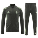 Chándal completo hombre Real Madrid temporada 2025 2026 sudadera y pantalón gris con detalles verde entrenamiento calidad 1.1 premium oficial madridista. Real Madrid 2025, Chándal Real Madrid gris, Sudadera Madrid verde, Ropa Real Madrid barata, Entrenamiento Madrid 25/26, Calidad 1.1 Real Madrid, La Liga Gear, Tienda Hincha Futbolero, Real Madrid Grey Green Tracksuit.
