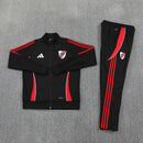 River Plate 2026, Chándal River negro, Ropa oficial River Plate, Conjunto River 25/26, Tracksuit Millonario oficial, Regalo fútbol River, Chándal negro Argentina, Equipación Monumental 2026, River lifestyle kit, Comprar chándal River barato.